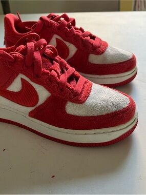 Nike Kids Red and White Low-Top Sneakers with fleece texture  Upper
